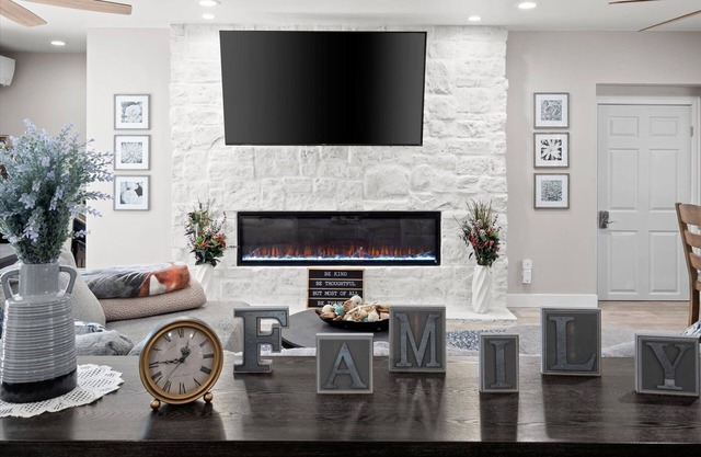 Spacious 5-bedroom cozy cabin with backyard oasis in heart of Payson!