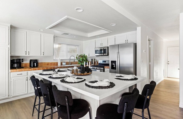 Spacious 5-bedroom house in vibrant Las Vegas 10 Mins to the strip