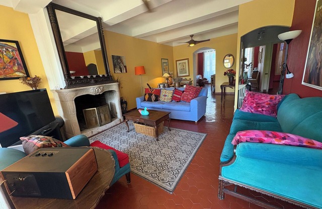 Spacious 5-bedroom Home with AC, pool, WiFi and more in charming Carcès