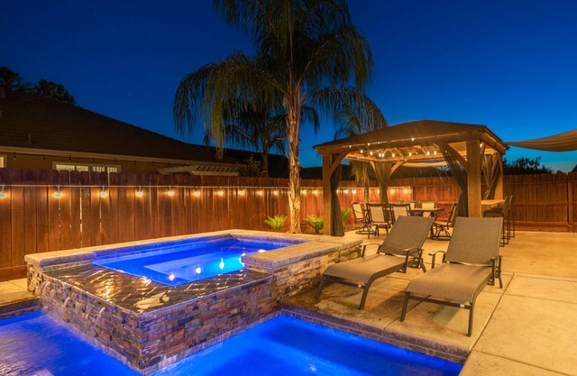 Spacious 5-Bedroom home w/Pool & Hot Tub