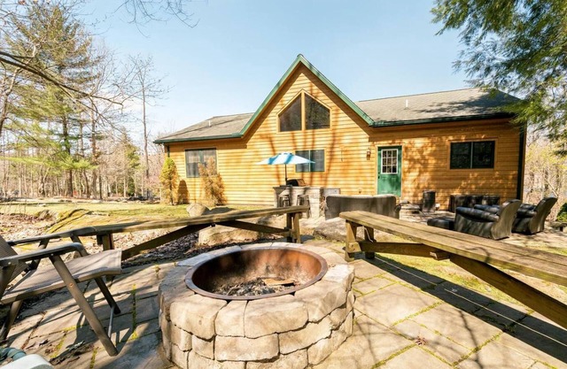 Spacious 5-bedroom house in enjoyable Deep Creek, MD with WiFi, AC