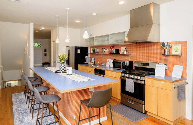 Spacious 5-Bedroom house in Austin w/WiFi, AC, attached baths, 10 mins from DT.