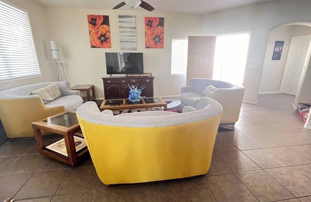 Spacious 5-bedroom house in charming Tucson with AC-Invited Home