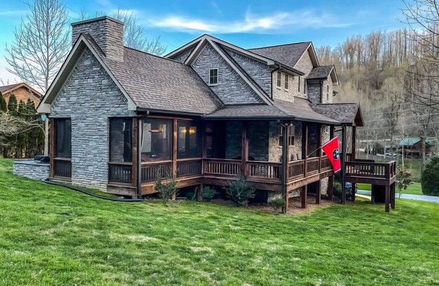 Spacious 5-bedroom Lodge 5 minutes to Center Hill Lake nSleeps 12 *New Listing*