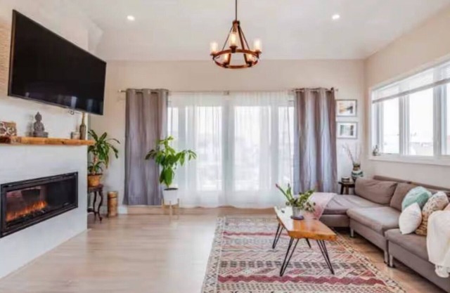 Spacious 5-bedroom ocean view house in serene Long Beach with fitness room.