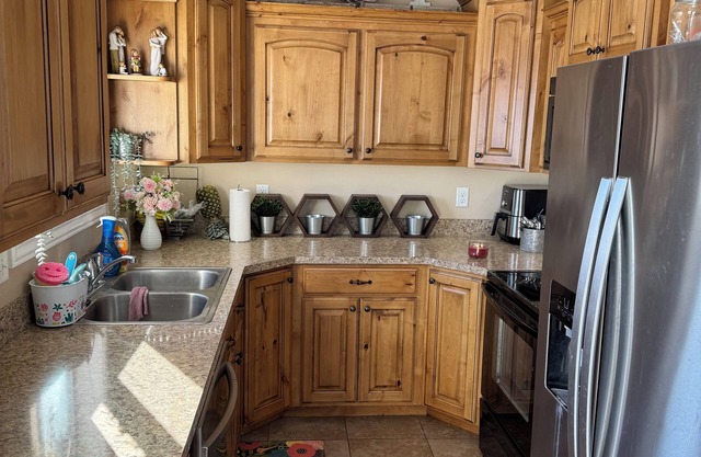 Spacious 5-bedroom house in delightful Idaho Falls with AC, WiFi