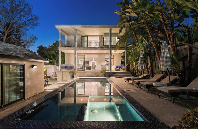 Spacious 5-bedroom villa in wonderful Runyon Canyon with Poll