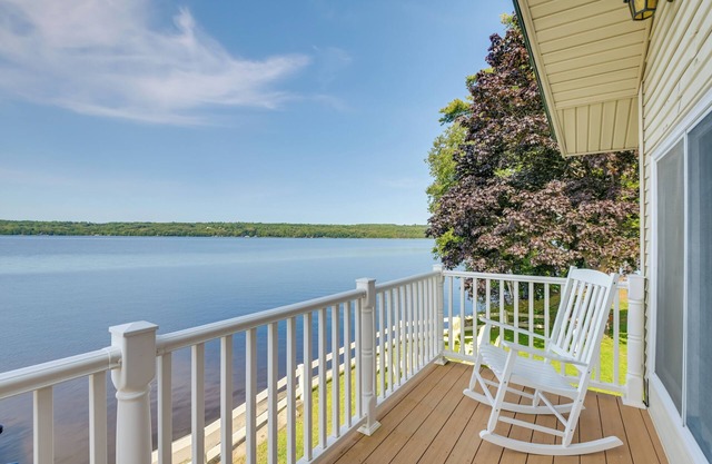 Spacious 5-bedroom waterfront house in lovely Sidney with WiFi, AC