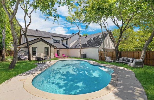 Spacious 5BR Dallas – Pool & Pet OK, Sleeps 12