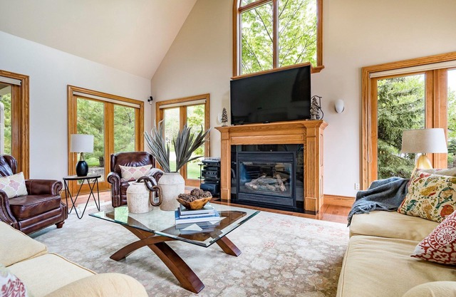 Spacious 6 bedroom 150m walk to the ski lift. 5 min walk to village (30 day min)
