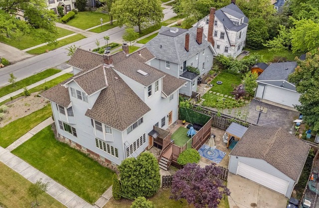 Spacious 6-bedroom house with Game Room, Outside Bar and tons of Family Fun