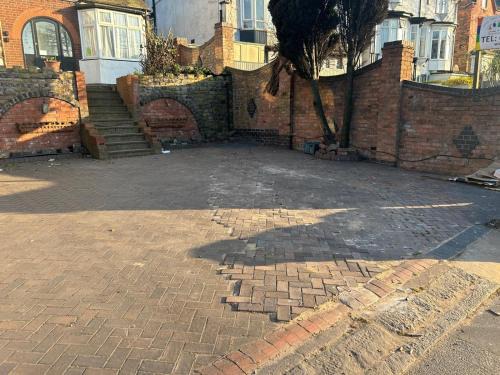 Spacious 6-Bedroom Home Erdington Free Parking for 3-Vans 3-Showers 4-WCs Near M6 J6 City Centre Airport NEC Contractors Groups & Long Stay