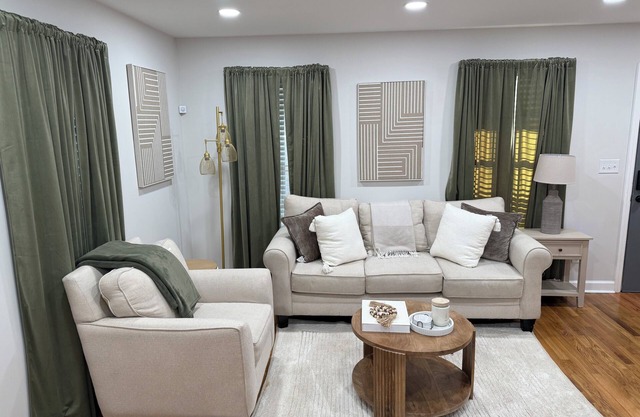 Spacious 6 bedroom house in lovely Atlanta By Mercedes Benz. Great for groups