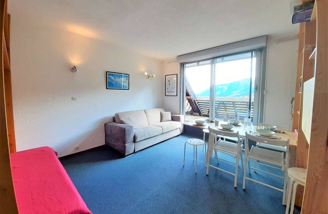 Spacious 6-Person Studio with Bunk Beds and Ski Locker, Dishwasher, and Fondue Set