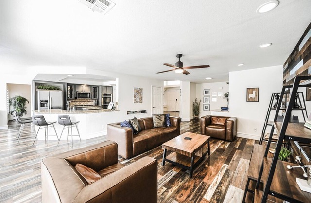 Spacious 6BR Home w/Pool, BBQ & Pool Table