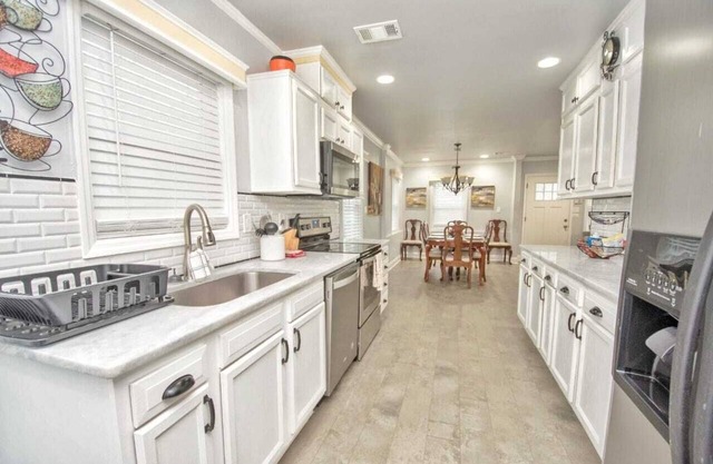 Spacious 6BR Retreat – Near Downtown & Six Flags