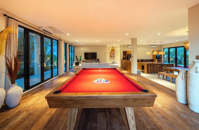 Spacious 6BR villa with 17m pool in Berawa Canggu