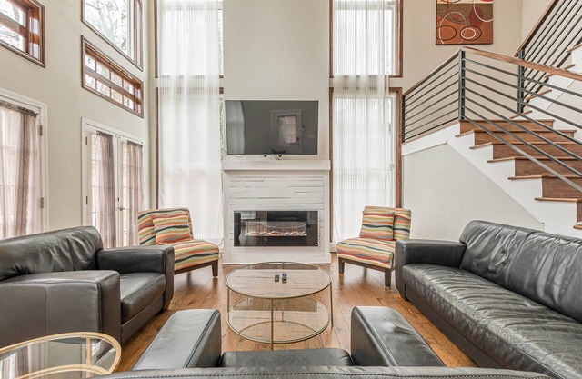 Spacious 7-BR for 16 people w/driveway