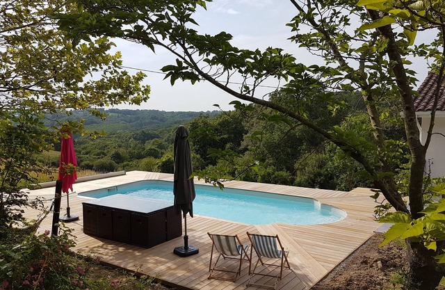 Spacious 8-person villa with pool and magnificent view near Biarritz-Hossegor