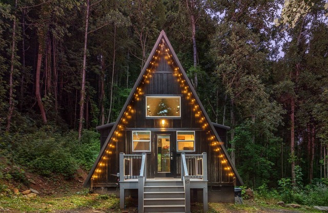 🍃 Spacious A-Frame w/ Loft - Close to Downtown Asheville!
