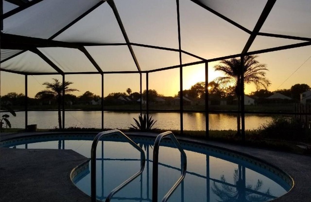 Spacious & amazing lake view with pool.