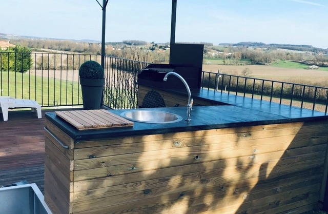 Spacious and quiet house - Private swimming pool