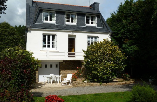 Spacious and comfortable house in a mature garden. Wireless