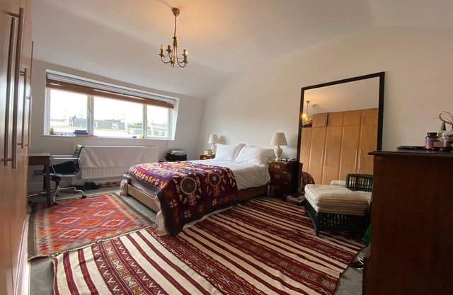 Spacious and light, 2 bedroom flat in Connaught Village