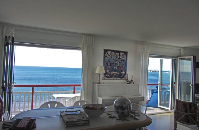 Spacious apartment facing the ocean, very close to the center. Exceptional view.