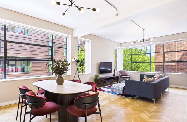 Spacious Apartment with Balcony in Tech City