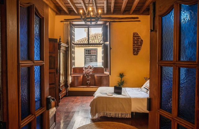 Spacious apartment in rustic 17th-century Canarian house - with pool