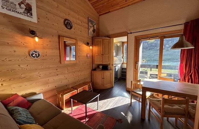Spacious apartment at the foot of the slopes with balcony, Wi-Fi and ski locker