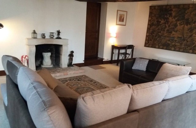 Spacious apartment ideally located, lots of charm, terrace,