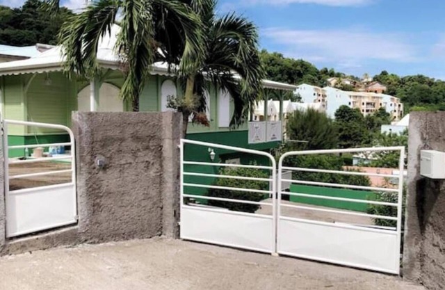 Spacious apartment near the sea (Garden level)