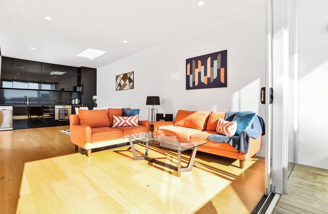 Spacious Apartment next to Victoria Park with Aircon and Carpark