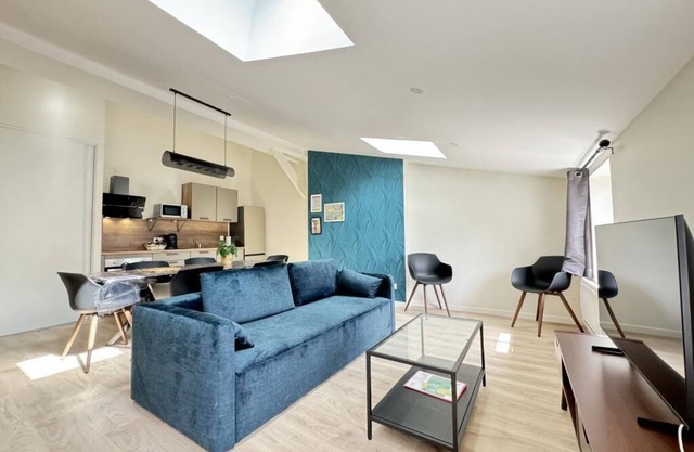 Spacious apartment sleeps 8 in the center of Riom