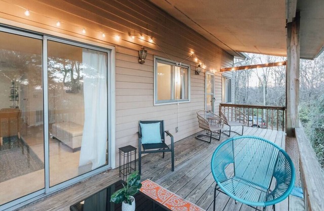 Spacious Apartment with Scenic Deck Views