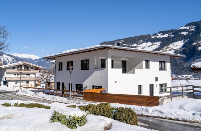 Spacious apartment with ski bus at the door