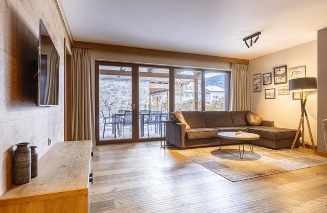 Spacious apartment with swimming pool