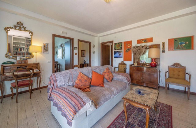 Spacious apartment with all amenities within walking distance of Castiglione del Lago.