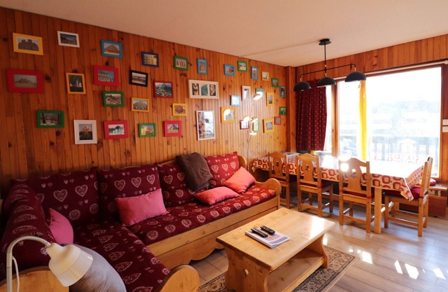 Spacious Apartment with Balcony · Close to Slopes & Amenities · Sleeps 8 · Free WiFi