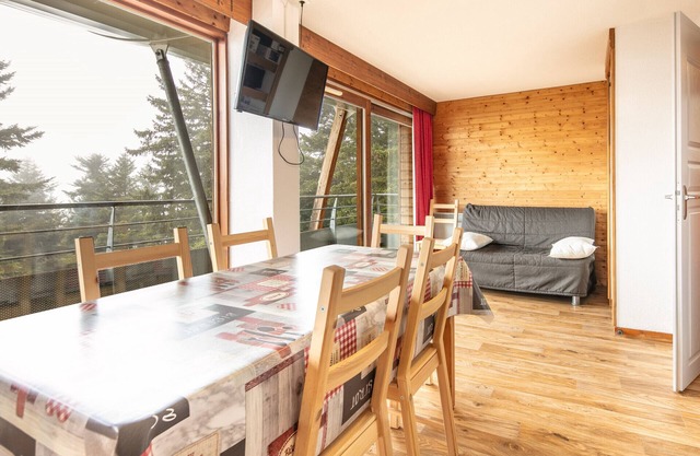 Spacious apt 8 ppl, terrace, near the ski station