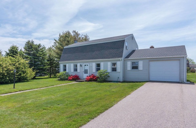 Spacious backyard, recently renovated & walking distance to Scarborough Beach!