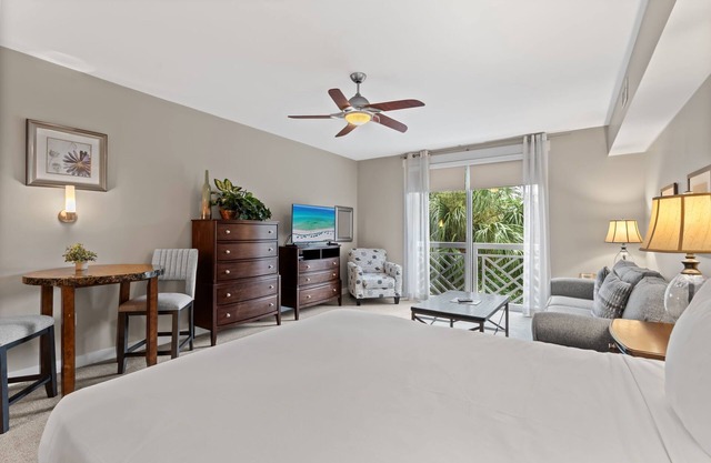 Spacious Bahia Studio at Baytowne Wharf! Tropical Pool, Hot Tub, & Beach Tram