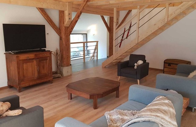 Spacious barn, panoramic mountain views and hot tub