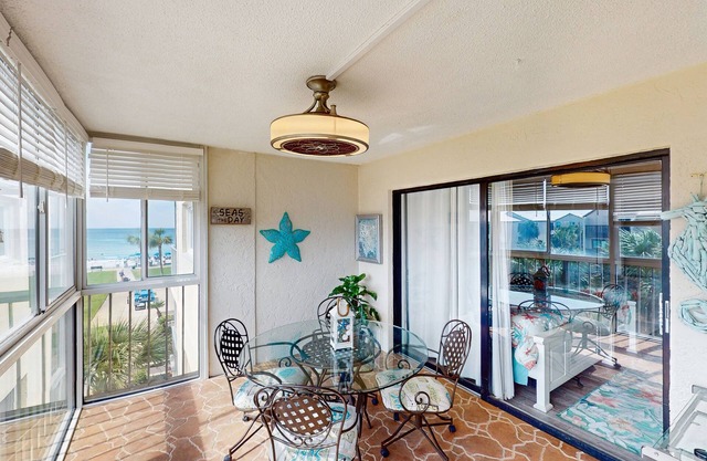 Spacious beachview condo, full kitchen, shared pool & beach access