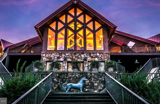 Spacious, beautiful lakefront home