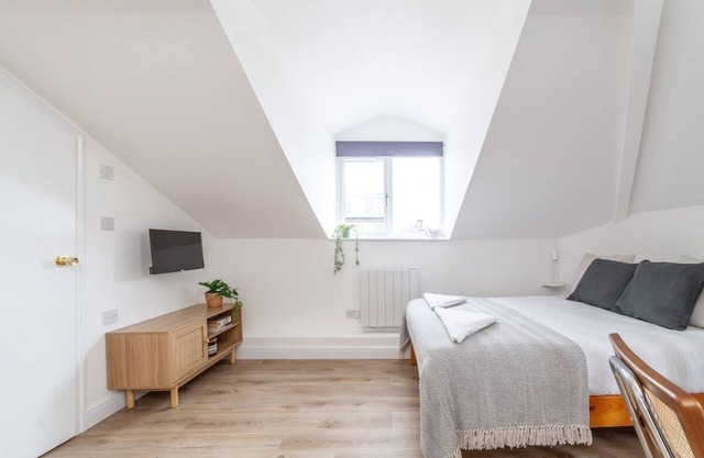 Spacious & Bright Studio flat