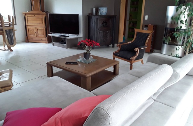 Spacious, bright villa with sea view-10 mm walk from the beach