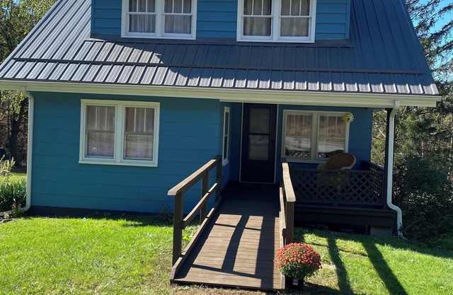 Spacious Cabin 4 bedroom cabin near Glendale Lake and State Park